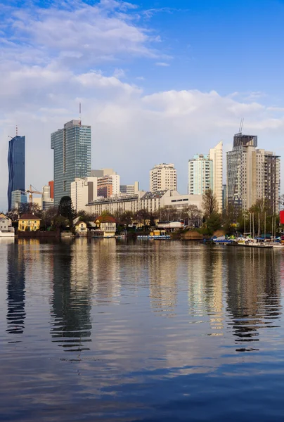 多瑙河城市 — — 维也纳直流的天际线 — 图库照片