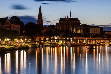 Auxerre Yonne Nehri boyunca