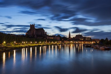 Auxerre Yonne Nehri boyunca