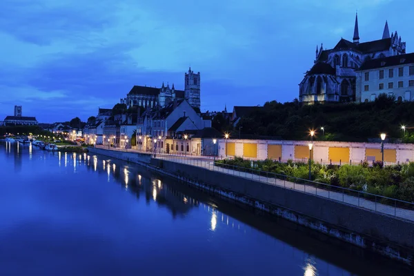 Auxerre le long de la rivière Yonne — Photo