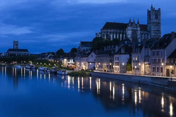 Auxerre le long de la rivière Yonne — Photo