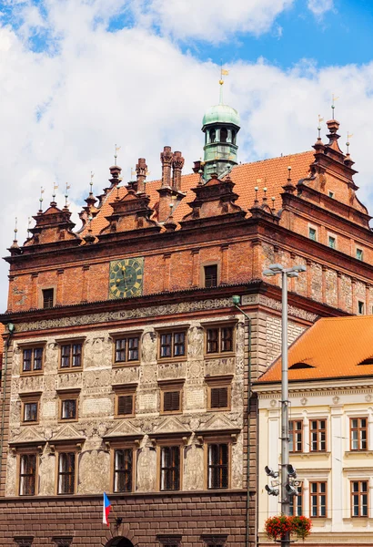 Oude stadhuis op het plein van de Republiek in Pilsen — Stockfoto