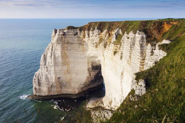 Etretat doğal kayalıklarla — Stok fotoğraf