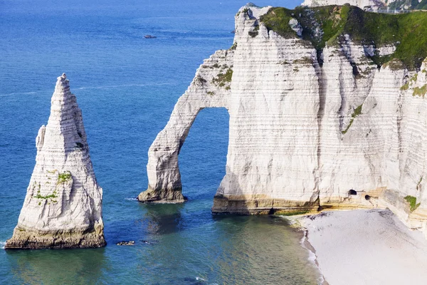 Etretat doğal kayalıklarla — Stok fotoğraf