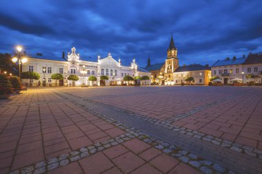 Akşam Sanok Meydanı 'nda. Sanok, Subcarpathia, Polonya.