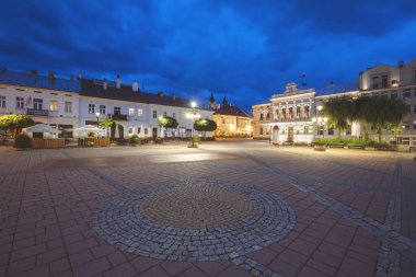 Akşam Sanok Meydanı 'nda. Sanok, Subcarpathia, Polonya.