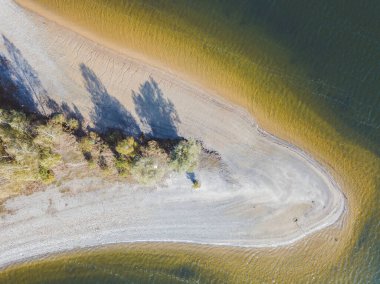 Solina Gölü 'ndeki küçük ada. Polanczyk, Subcarpathia, Polonya.