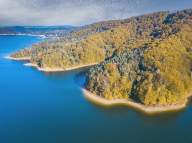 Solina Gölü - hava manzaralı. Subcarpathia, Polonya.