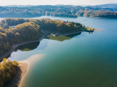 Solina Gölü - hava manzaralı. Subcarpathia, Polonya.