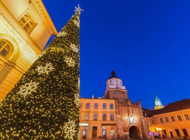Lublin Belediye Binası ve Krakowska Kapısı. Lublin, Lubelskie, Polonya.