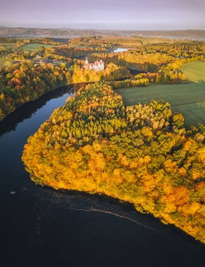 Sonbahar renklerinde Czocha Kalesi. Stankowice-Sucha, Lower Silesia, Polonya.