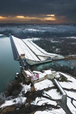 Dobczyce Gölü 'ndeki baraj. Dobczyce, Küçük Polonya, Polonya.