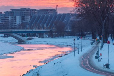 Rzeszow 'daki Wislok Nehri' nde renkli bir gün batımı. Rzeszow, Subcarpathia, Polonya