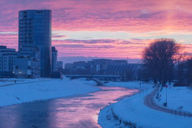 Rzeszow 'daki Wislok Nehri' nde renkli bir gün batımı. Rzeszow, Subcarpathia, Polonya