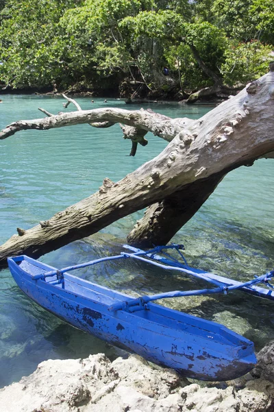 Tipikus vanuatu csónak - kék lyuk — Stock Fotó