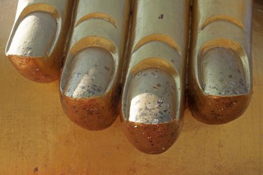 el altın buddha pattaya içinde oturan