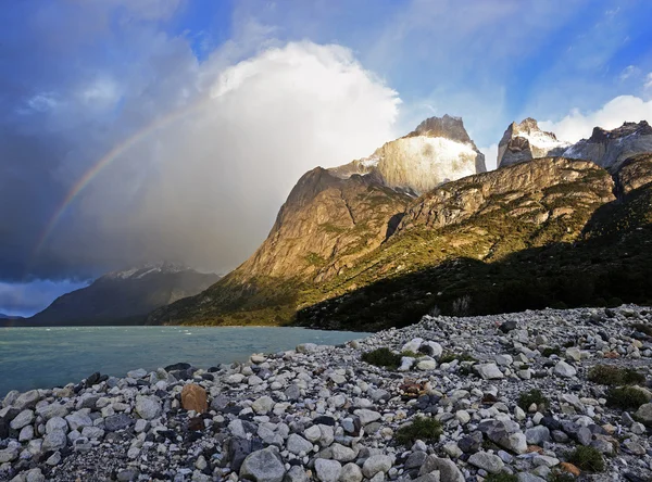 Los Cuernos, Lago Pehoe e arcobaleno — Foto Stock