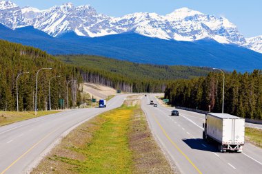 Banff Ulusal Parkı'nda yolda yarı kamyon
