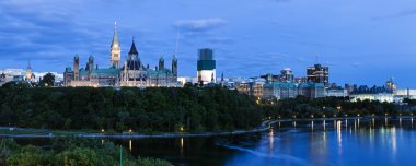 Barış Kulesi ve Ottawa Parlamento Binası