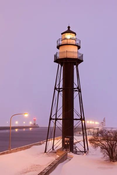 Duluth Harbor Jižní vlnolamu vnitřní maják během sníh stor — Stock fotografie