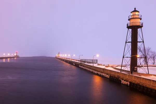 ダルース港の南防波堤の内側の灯台 — ストック写真