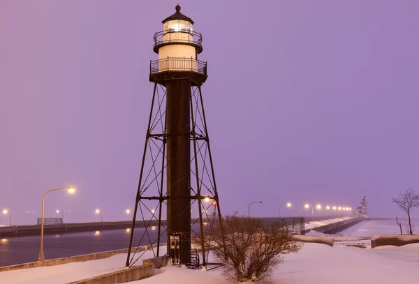 德卢斯港南防波堤内灯塔在雪力撑 — 图库照片