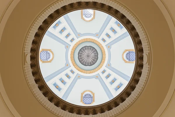 Cúpula do edifício legislativo de Manitoba em Winnipeg — Fotografia de Stock