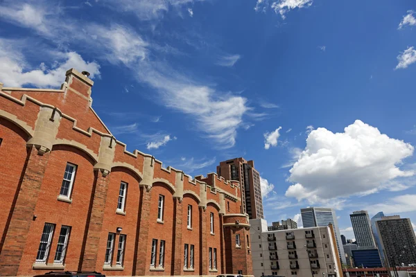 Mewata Armouries i centrala över Calgary — Stockfoto