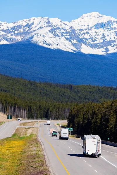 RV e autocarros na estrada em Banff National Park — Fotografia de Stock