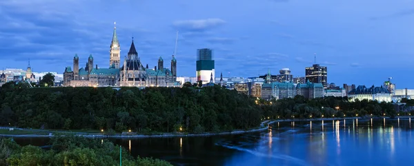Pokój wieża i budynek Parlamentu w Ottawie — Zdjęcie stockowe