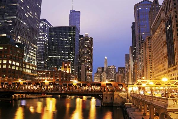 Architettura di Chicago lungo il fiume Chicago — Foto Stock