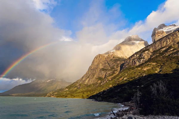 Los Cuernos, Lago Pehoe e arcobaleno — Foto Stock