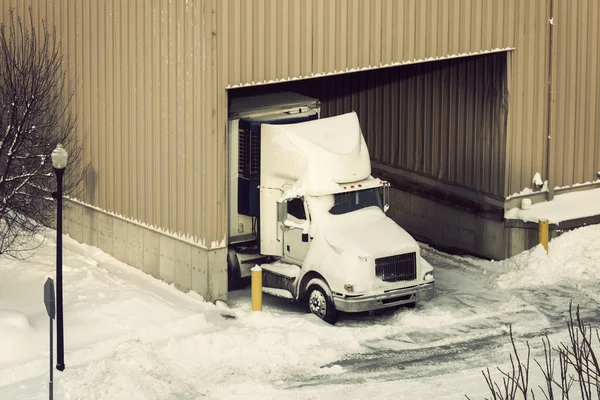 Semi-caminhão e o armazém visto hora de inverno — Fotografia de Stock