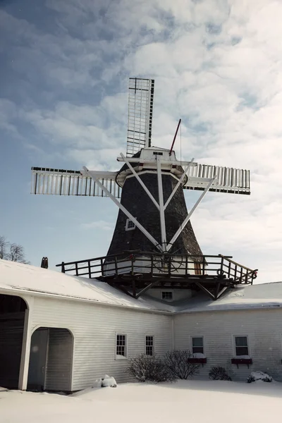 Väderkvarn i golden, illinois — Stockfoto