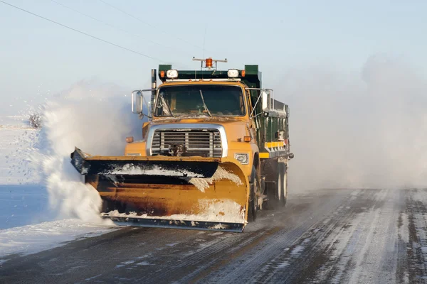 Snow plower op landelijke weg — Stockfoto