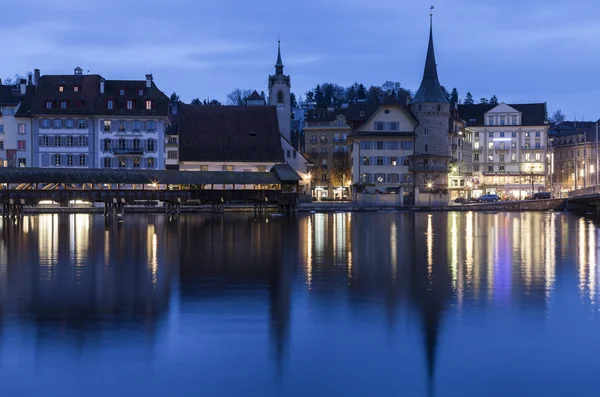 Arquitetura de Lucerna ao longo do rio Reuss. Visto ao nascer do sol. Lucerna — Fotografia de Stock
