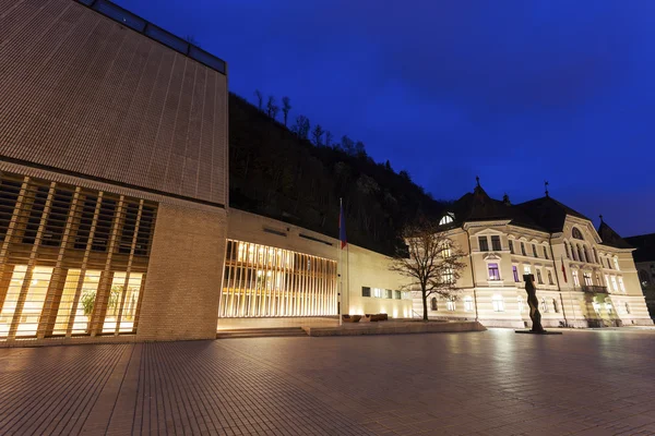 Parlamentsgebäude am Abend gesehen — Stockfoto