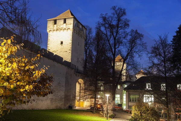 Mur de la ville tours de nuit — Photo