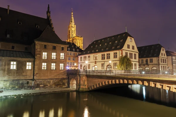 Arquitectura del casco antiguo con Minster de Estrasburgo. Estrasburgo, Alsac — Foto de Stock