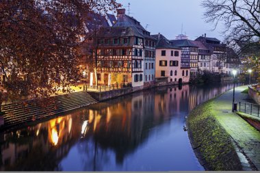 Gün batımında Petite France mimarisi