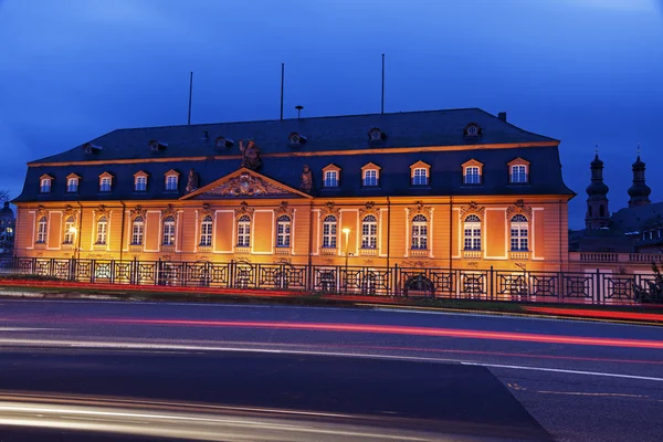 Staatskanzlei Rheinland-Pfalz and St. Peter Church — стокове фото