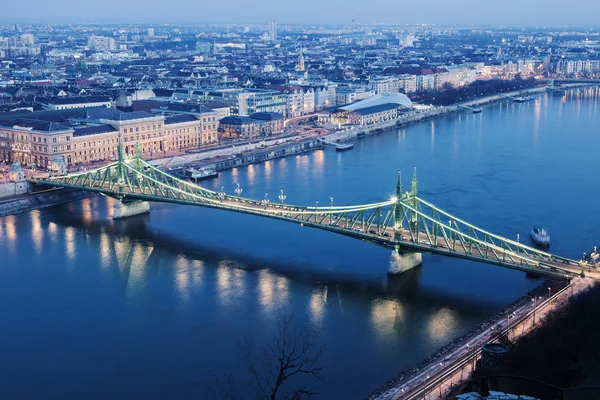 Freiheitsbrücke und Donau — Stockfoto