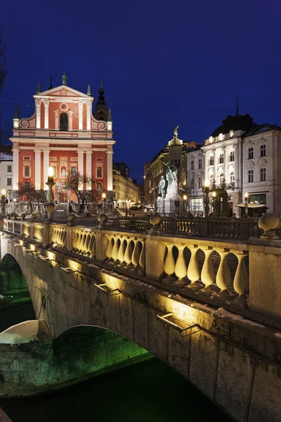 Franziskanische Kirche und Dreifachbrücke — Stockfoto