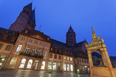 Mainzer Dom St.Martin ve piyasa iyi 
