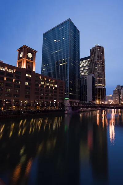 Arquitectura por Chicago River — Foto de Stock