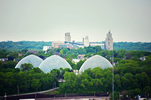 Domos de un jardín botánico en Milwaukee — Foto de Stock