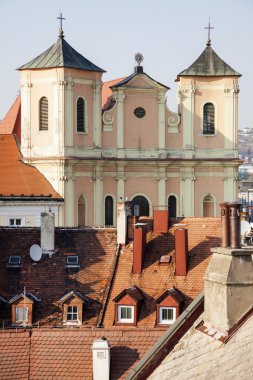 Hurbanovo Meydanı'ndaki Trinity Kilisesi