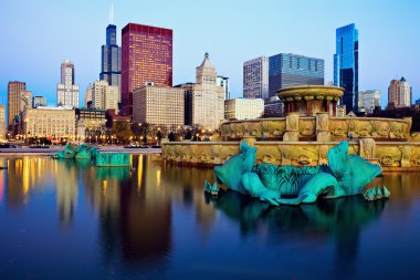 Buckingham Çeşmesi yansıyan Chicago manzarası
