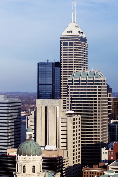 Indiana - horizonte de la ciudad con el Capitolio Estatal Builidng — Foto de Stock