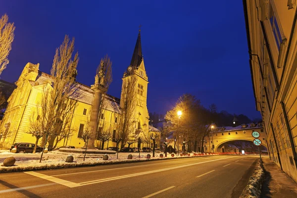 Dom nad droga Karlov i kościół parafialny St. James — Zdjęcie stockowe